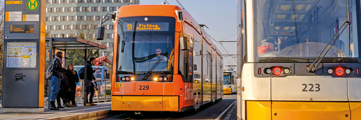 Zwei Straßenbahnen der Mainzer Mobilität halten an einer Haltestelle